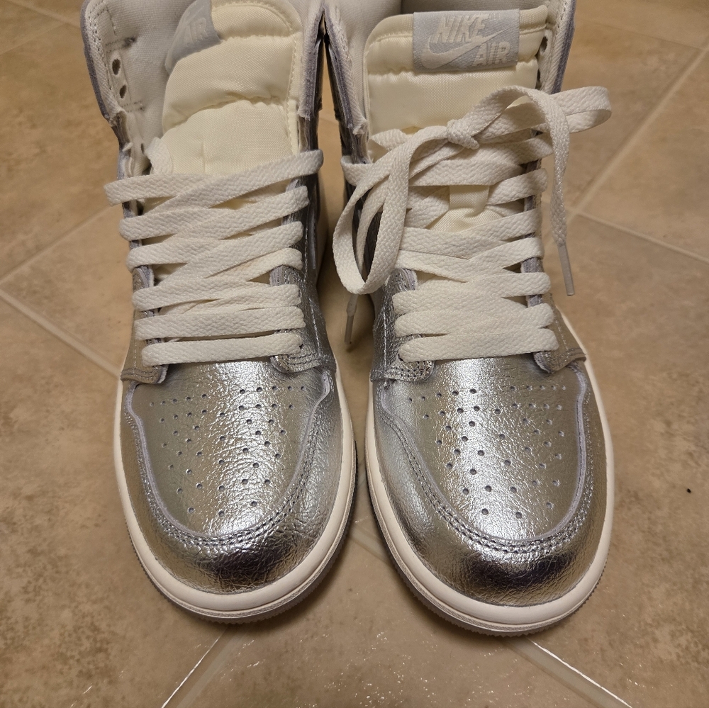 Women's Air Jordan 1 Retro High OG 'Chrome' - Metallic Silver/Photon Dust - Picture 6 of 11